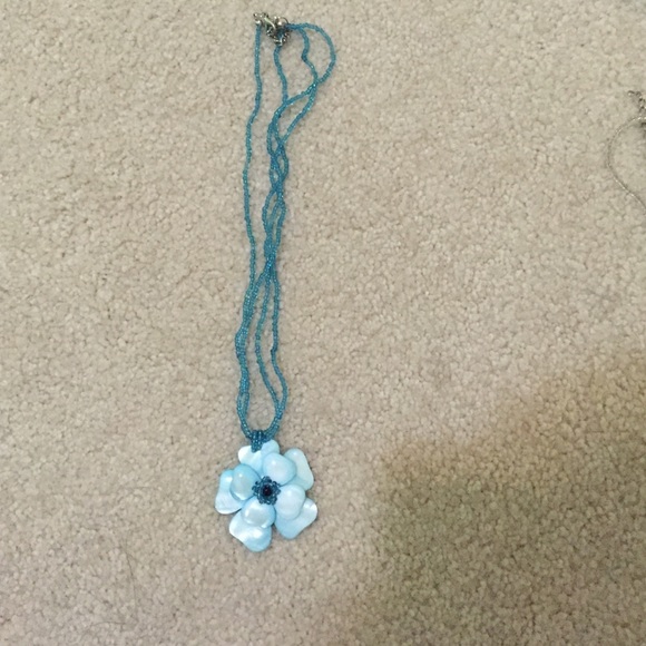 Flower necklace - Picture 1 of 1