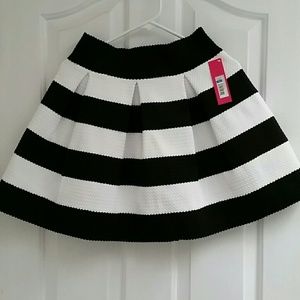 Black/white A-line skirt