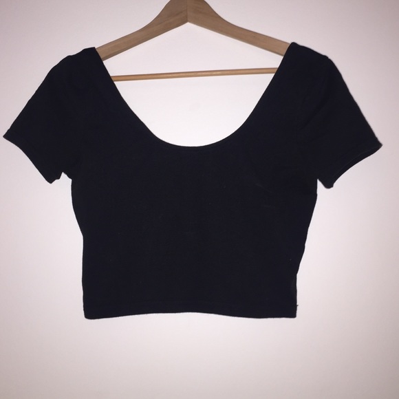 Black cropped t-shirt
