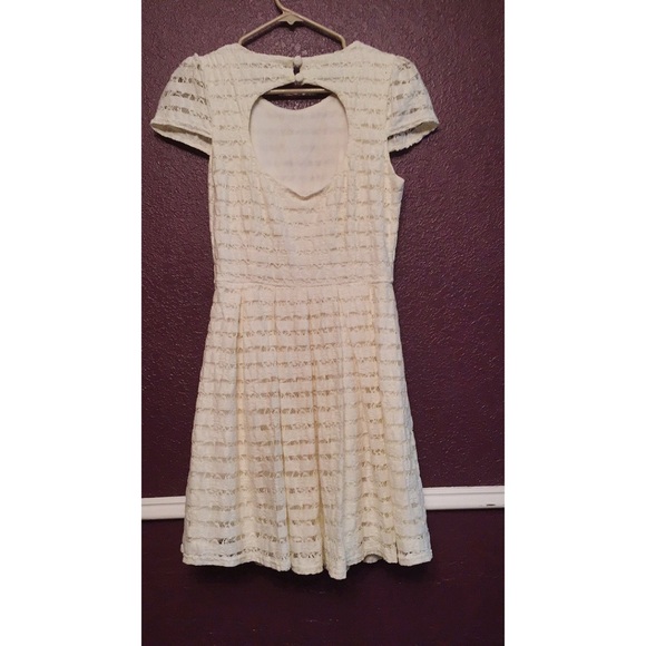 Cream Lace Dress - Picture 2 of 3