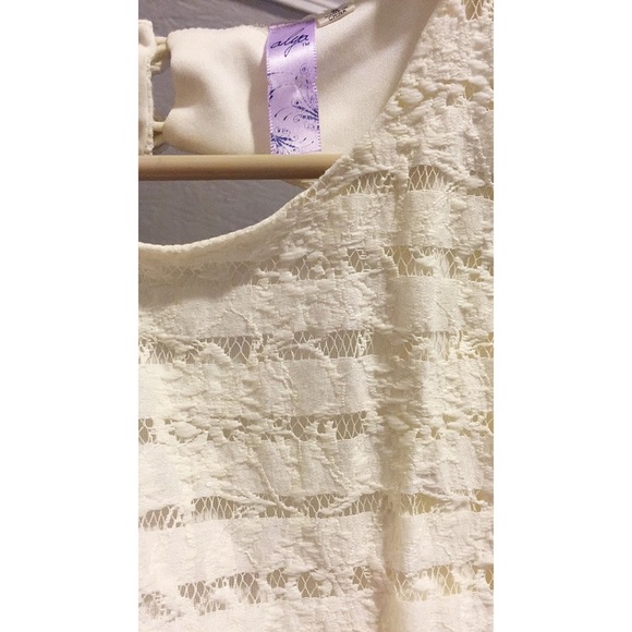 Cream Lace Dress - Picture 3 of 3