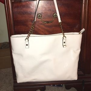 White Michael Kors Purse !! With gold chains