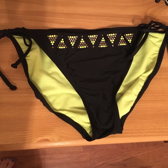 Bikini - Picture 3 of 3