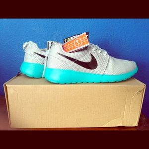 Nike Roshe Run womens size 7 BRAND NEW