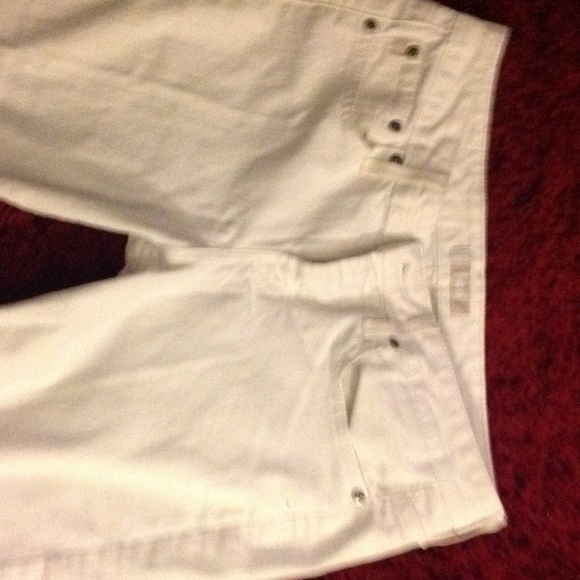 Beautiful white capris. - Picture 4 of 4