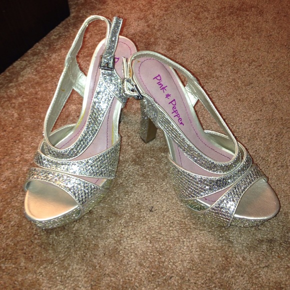 ✨✨✨Gold and silver, glitter heels✨✨✨ - Picture 1 of 4