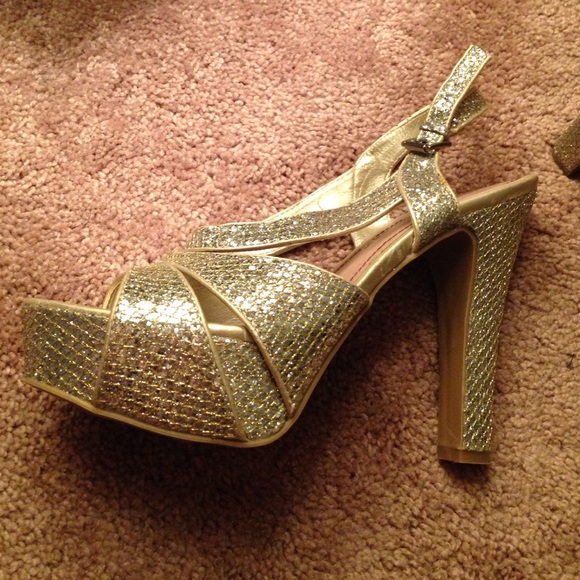 ✨✨✨Gold and silver, glitter heels✨✨✨ - Picture 2 of 4