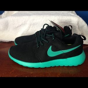 Nike Roshe Run womens size 7 NWT