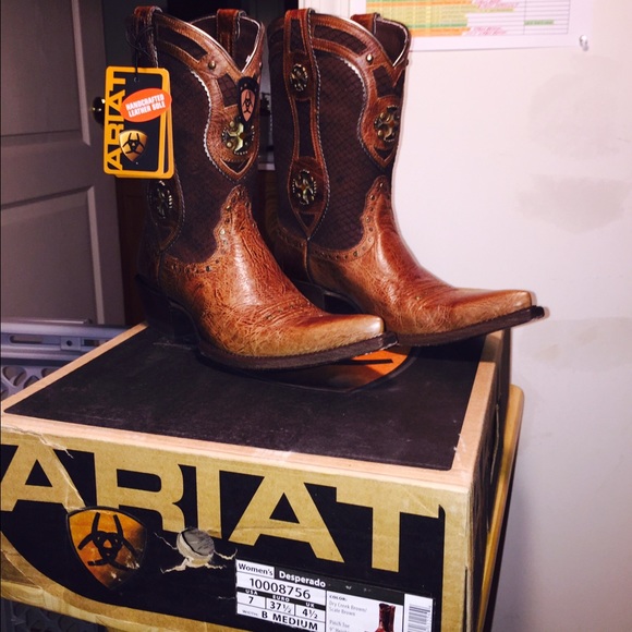 WOMEN'S ARIAT BOOTS