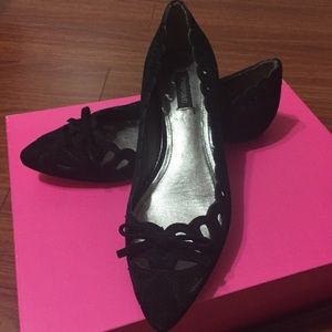 Pointed black flats