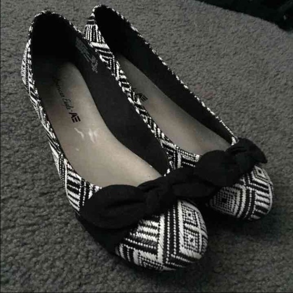Sizd 8 American Eagle Black & White Flats