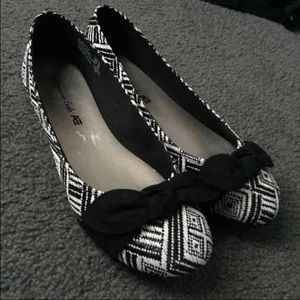 Sizd 8 American Eagle Black & White Flats
