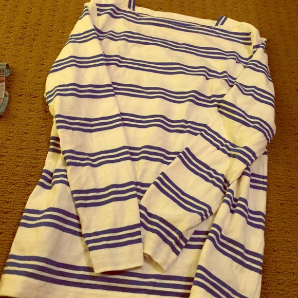 Size small vineyard vines woman's top :)