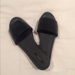 BLACK SANDALS