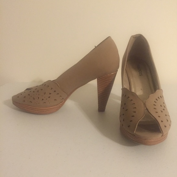 Beige Eyelet Pump