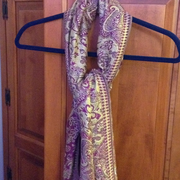 Beautiful scarf, very elegant!
