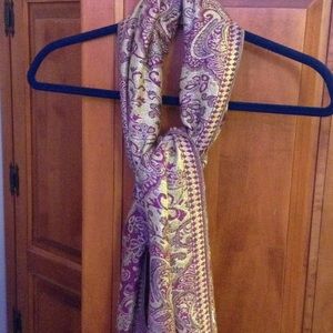 Beautiful scarf, very elegant!