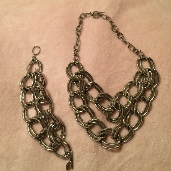 Set of necklace and bracelet