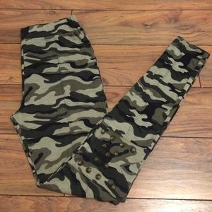 Studded Camo Leggings😍
