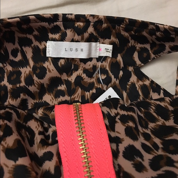 BNWT Animal Print zipper crop top - Picture 4 of 4