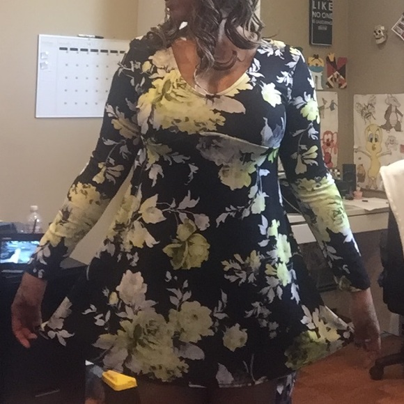 Dresses & Skirts - FLORAL DRESS.  NWOT