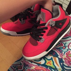 toro bravos Jordan 4s & roshes