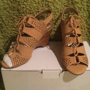 NIB Me Too Leather Tie Front Perforated Wedge 9.5