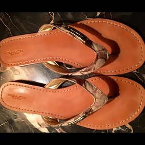 COACH LEATHER SIGNATURE C SOMMER FLIP FLOPS, sz 10