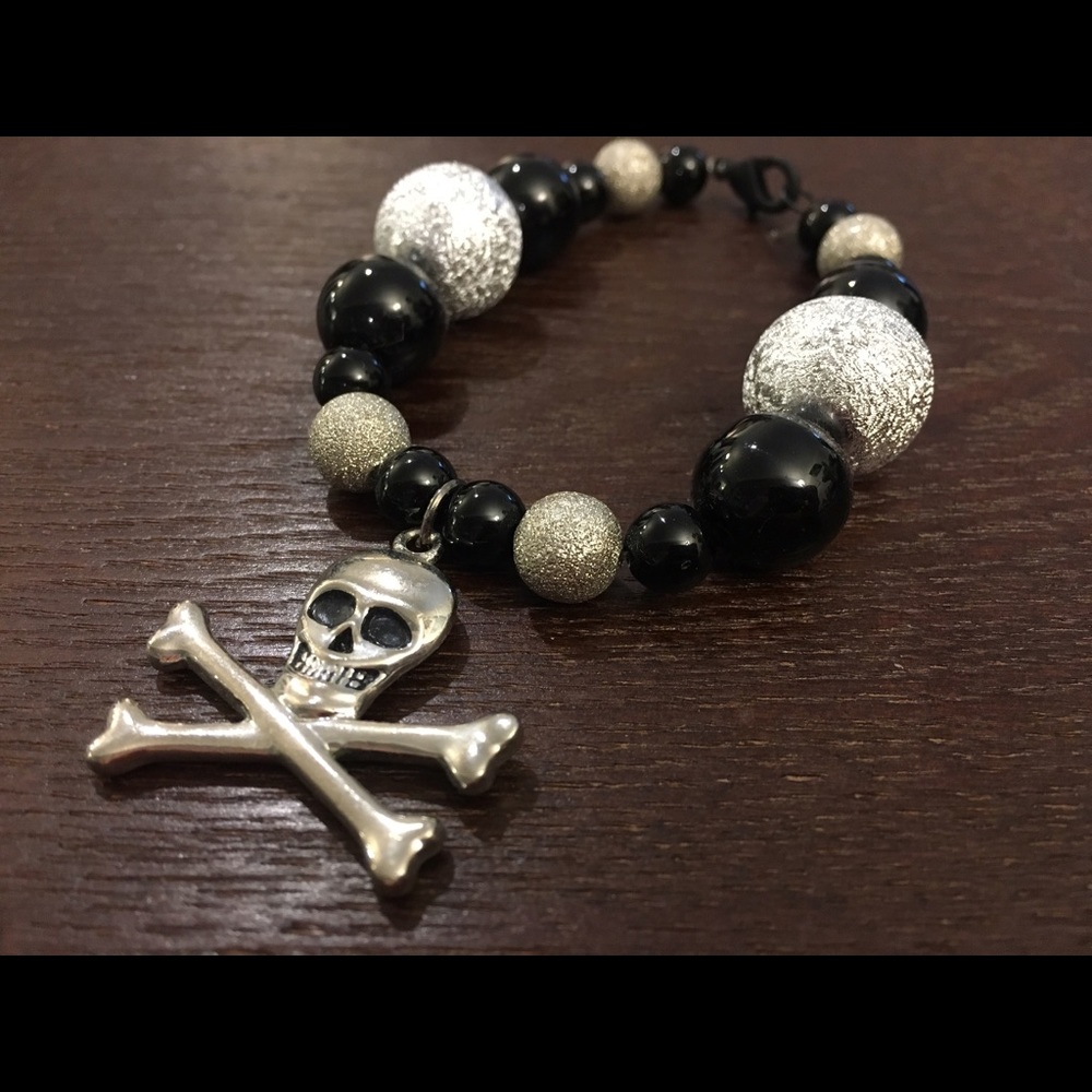 Big skull charm & dazzling black beads!