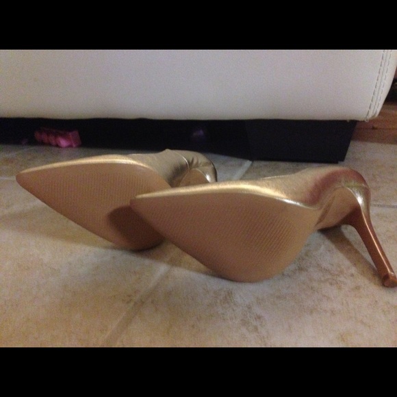Gold pumps NEW wot - Picture 3 of 3