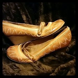 Dollhouse tan stitched wedges, size 7.5