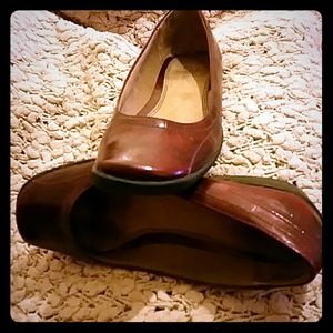 Shiny burgundy flats, life stride, size 7m