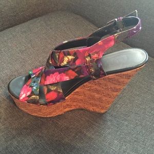 Guess size 8 wedge sandal