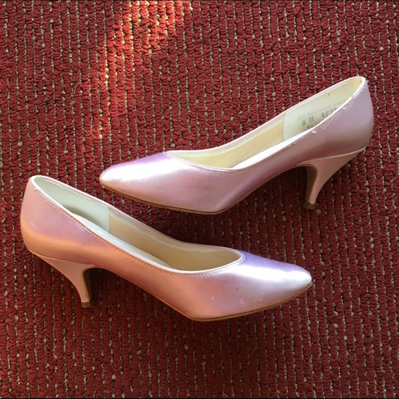 Vintage baby pink satin kitten heel