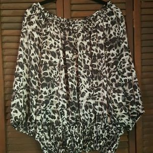 Cute on or off the shoulder shirt