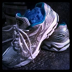 Mizuno like new wave inspired athletic shoes