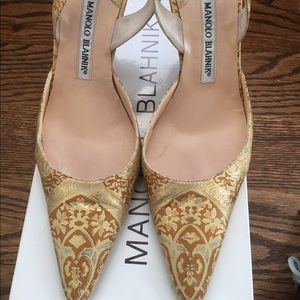 Gorgeous gold manolo blahnik sling backs sz 8.5