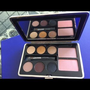 Sophisticated compact palette 6 shadows 2 blushes