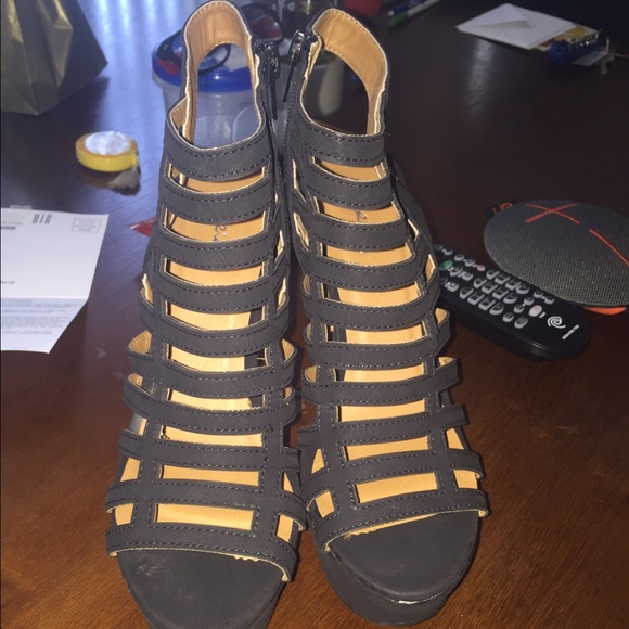 Black wedges