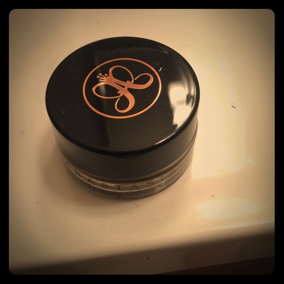 Anastasia dipbrow pomade in the color soft brown.