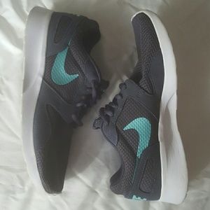 Nike tennis shoes