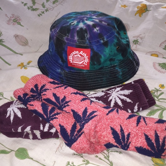 BUCKET HAT AND HUF SOCK BUNDLE