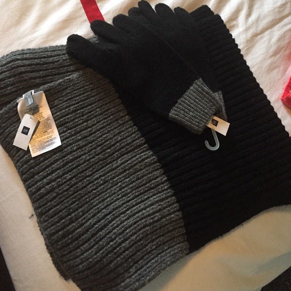 Gap scarf and gloves