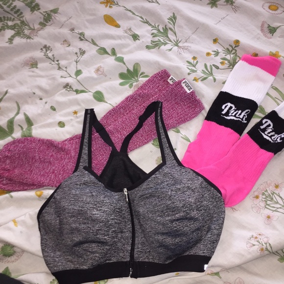 VICTORIA SECRET SPORTS BRA WITH FREE PINK SOCKS