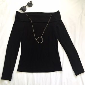 ⛔️ SOLD ⛔️ Basic off-the-shoulder top