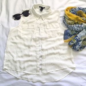 Crepe sleeveless button-down