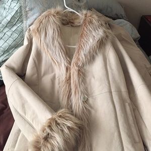 Beautiful Wilsons Leather leather coat! FAUX fur