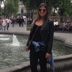 Meet your Posher, Ana