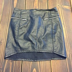 🌟NEW YEAR🌟H&M Faux Leather black mini skirt