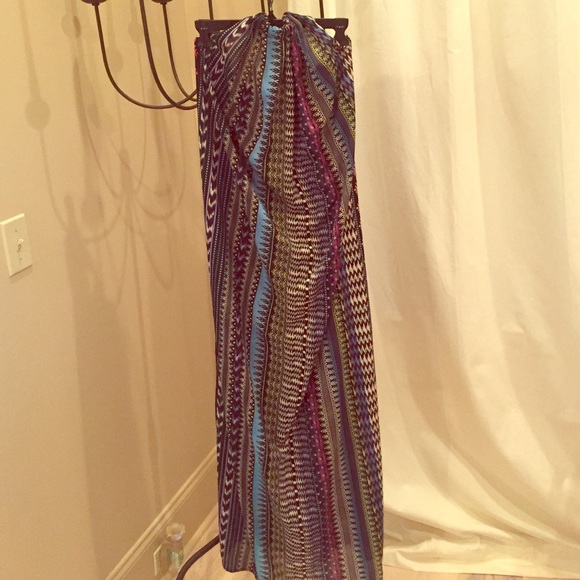 NWT Elan high neck halter maxi in tribal print, M
